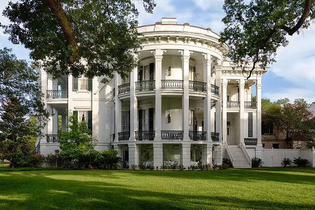 640px-Nottoway_Plantation_House.jpg